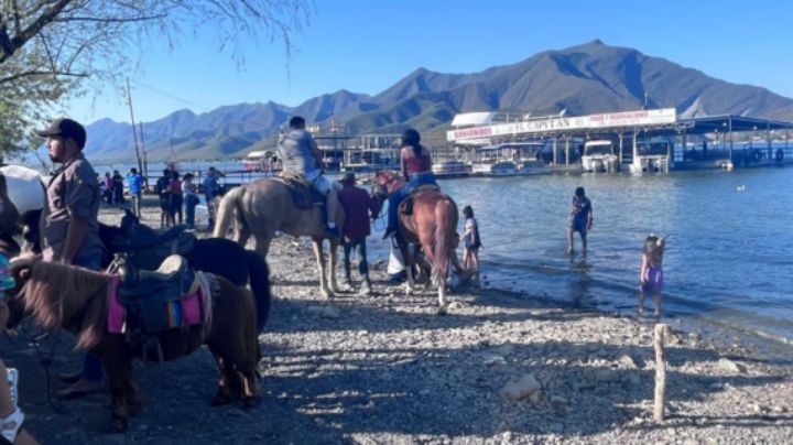 Regios aprovechan y visitan la presa La Boca