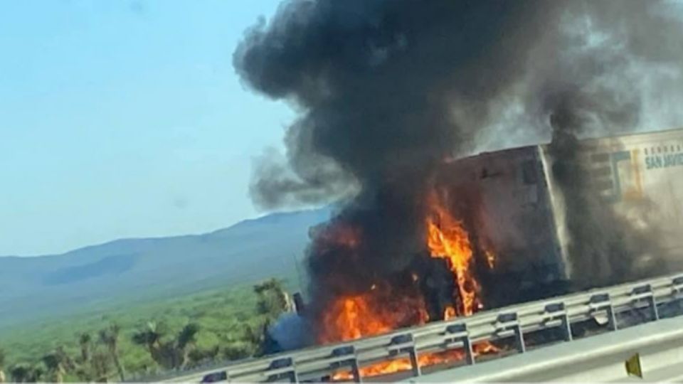 La vialidad de la autopista a Laredo se vio afectada en el kilómetro 52 por un cierre de carriles, derivado de un accidente de dos tráileres donde el escenario terminó en llamas.