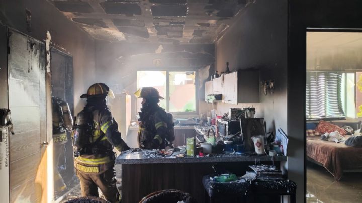 Se incendia edificio de departamentos en Monterrey; muere persona tras quedar atrapada