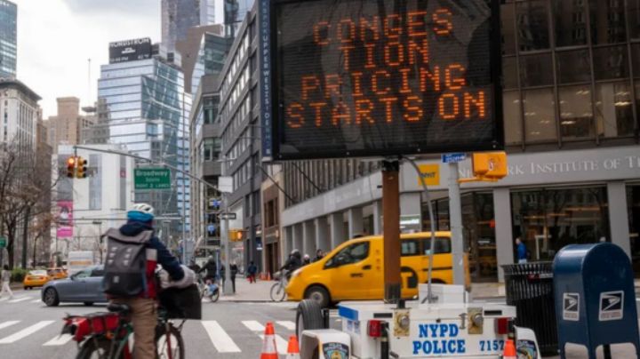 Polémico peaje para entrar al centro de Manhattan reduce 13% el tráfico en marzo