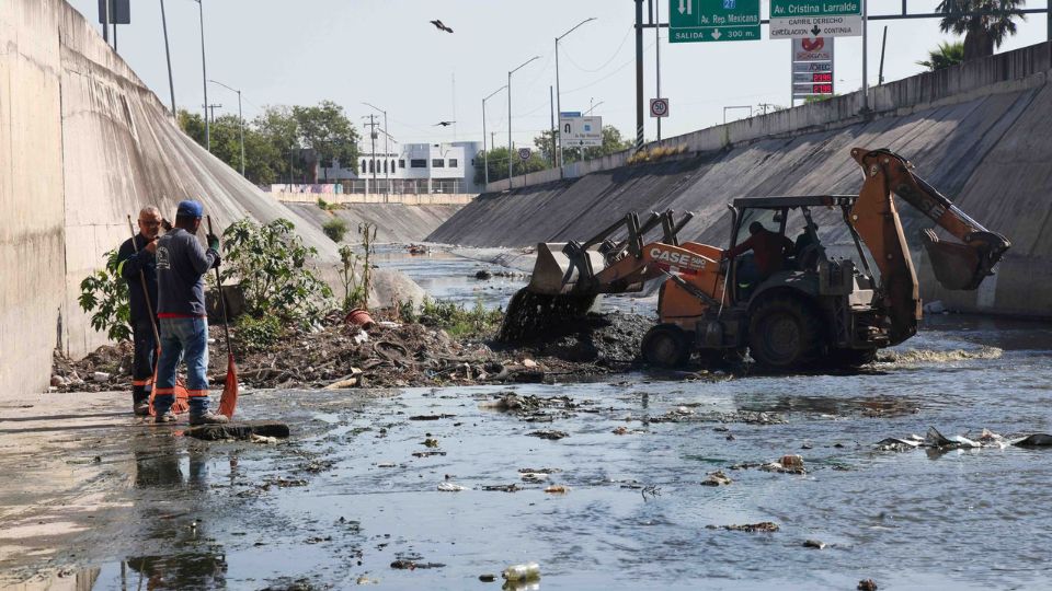 Maquinaria sustrae basura del arroyo Topo Chico