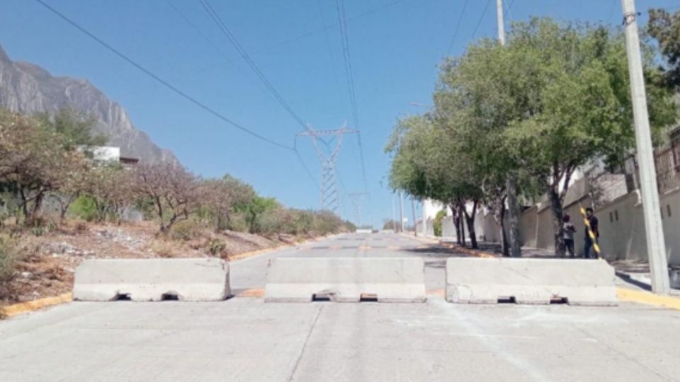 Se colocaron muros para bloquear la circulación de la calle Constitución, en el tramo comprendido de Alberto García Guzmán y el Camino al Campo de Tiro, (lateral a la Autopista a Saltillo).