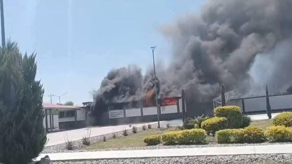 Incendio consume instalaciones de Guardia Nacional en Escobedo