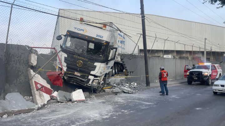 Tractocamión se queda sin frenos y se impacta contra barda de empresa en Monterrey