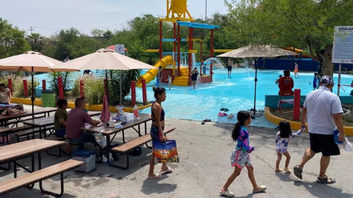 Familias aprovechan vacaciones y se divierten en albercas del Parque Tucán