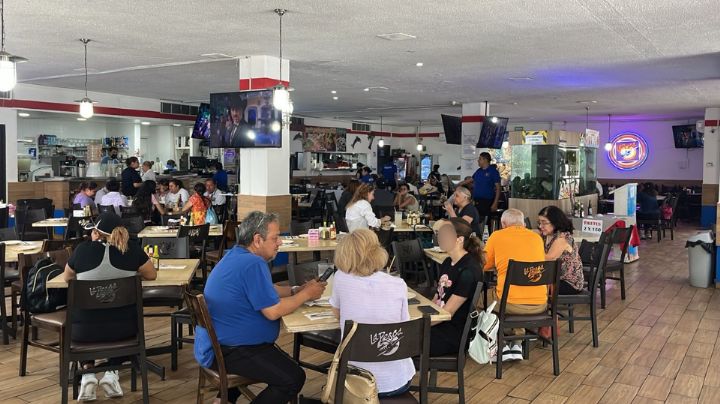 Regios degustan mojarras y mariscos durante jornada vacacional