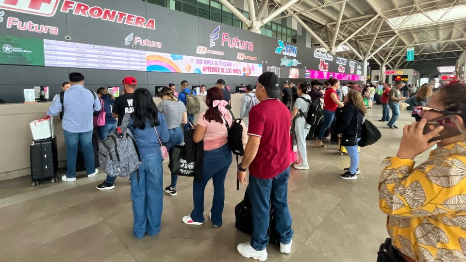 Personas hacen fila para comprar su boleto en la Central de Autobuses