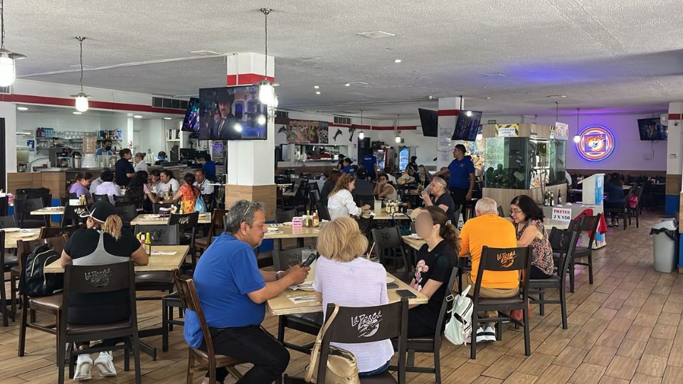 Familias reunidas en restaurante de mariscos en Monterrey