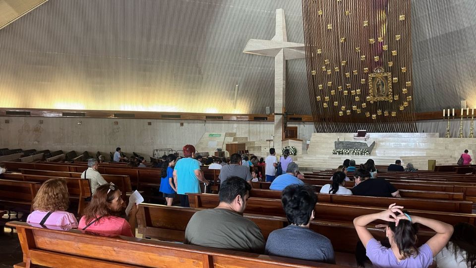 Fieles visitan la Basílica de Guadalupe este jueves