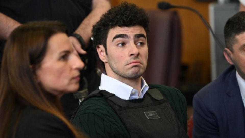Luigi Mangione, joven acusado de asesinar a Brian Thompson, ejecutivo de seguros de salud.