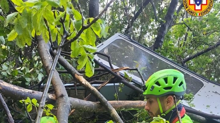 Tragedia en Italia: Teleférico que transportaba turistas cayó en Nápoles; mueren 4