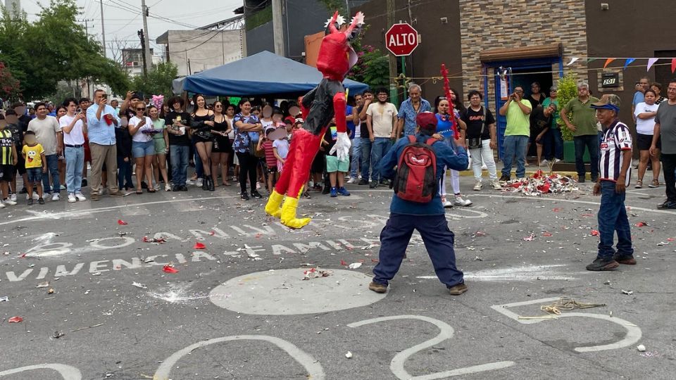 Realizan la tradicional Quema de Judas en Monterrey.