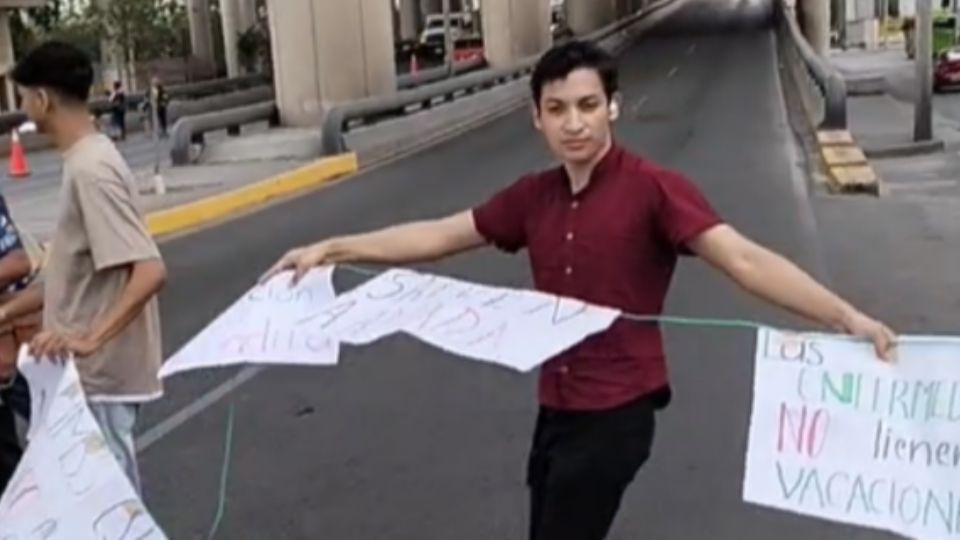 Colectivos ciudadanos protestaron afuera del Hospital número 33 del IMSS para denunciar la desatención durante cuatro días a la señora Amada Puentes González.