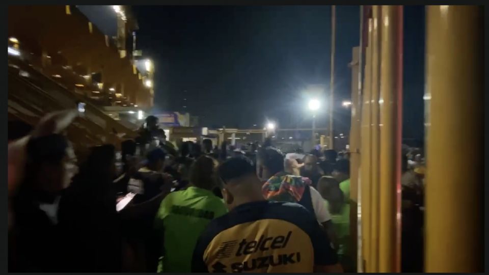 Aficionados de Pumas realizan portazo en el Volcán y generan tensión antes del partido