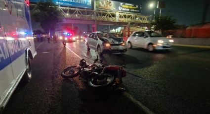 Motociclista resulta lesionado tras impactarse contra auto en Monterrey