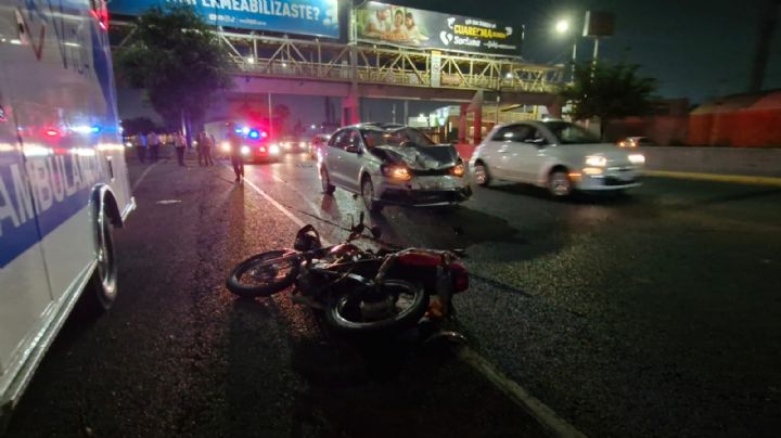 Motociclista resulta lesionado tras impactarse contra auto en Monterrey