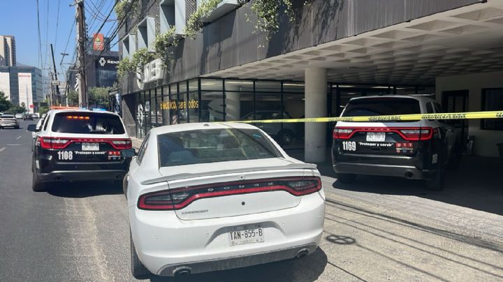 Asaltan negocio de valores en San Pedro; ladrones abandonan maleta con dinero