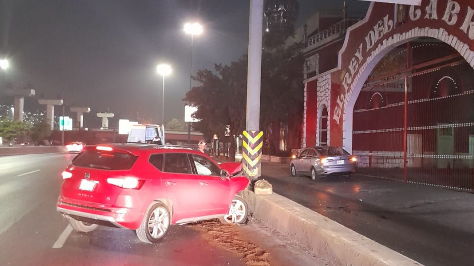 Vehículo estrellado en avenida Constitución frente a negocio de venta de comida