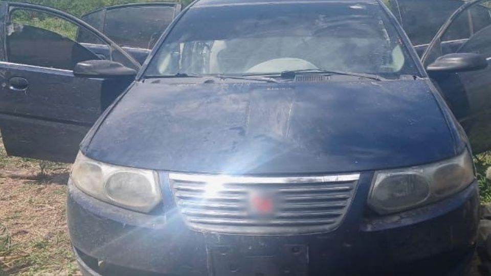 Vehículo asegurado tras detención de estadounidense