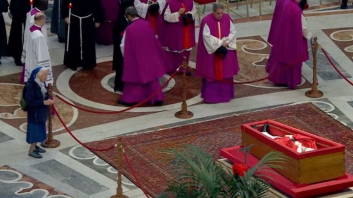 Monja salta protocolo del Vaticano para llorarle a su amigo el Papa Francisco