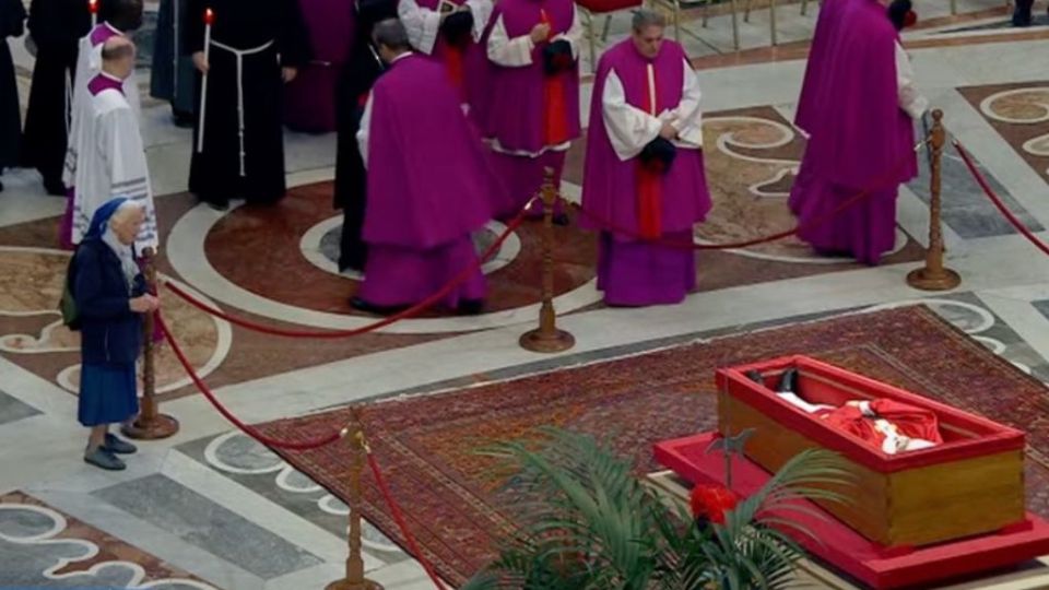 Monja se despide del Papa Francisco