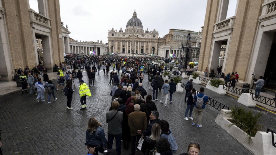 La gente hace fila para entrar en la Basílica de San Pedro y rendir homenaje al difunto Papa Francisco