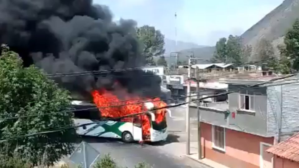 Autobús incendiado tras ataque de criminales en Michoacán