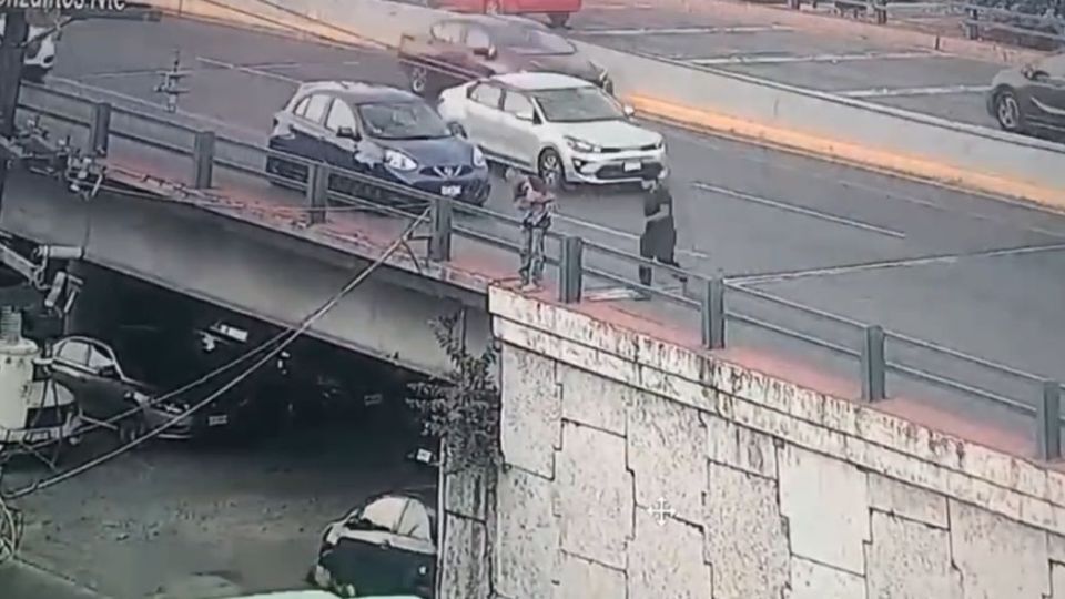 Ministeriales evitan que hombre caiga dese puente en Avenida Gonzalitos