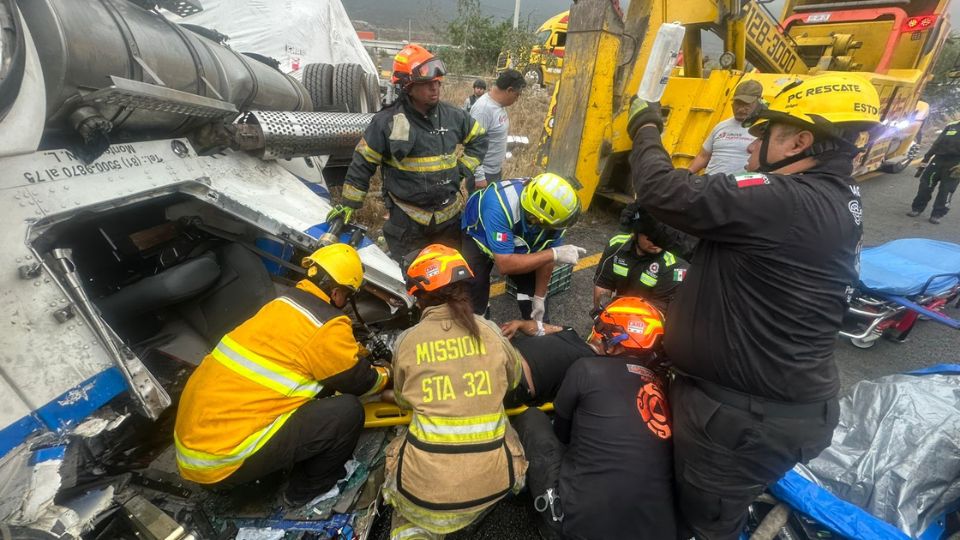 Rescatan a operador de tráiler volcado en la Monterrey-Saltillo | Protección Civil de Nuevo León