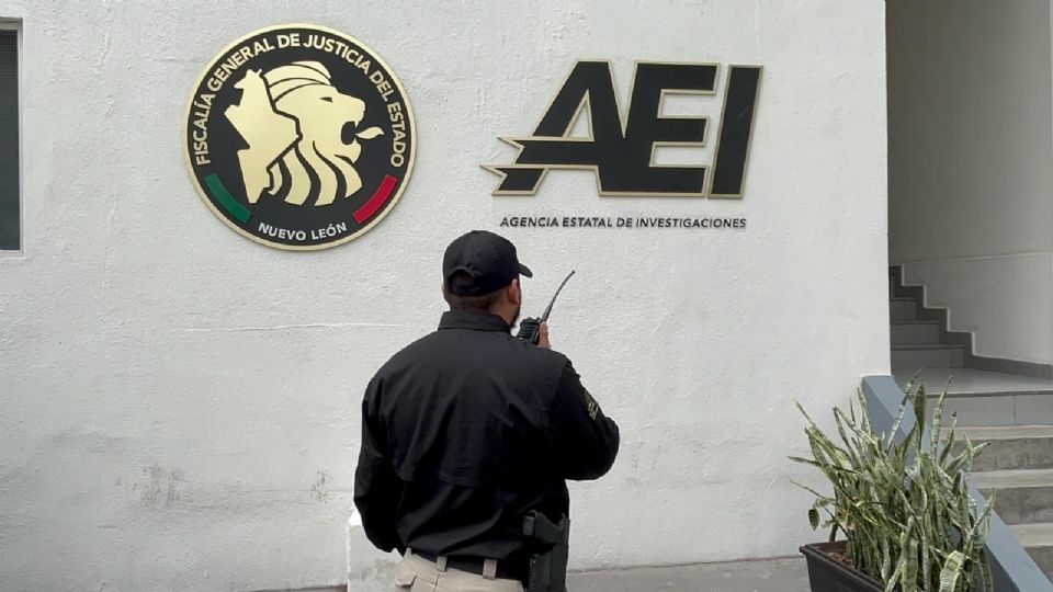Ministerial salva a hombre y a su perrito de tirarse de un puente en Monterrey.