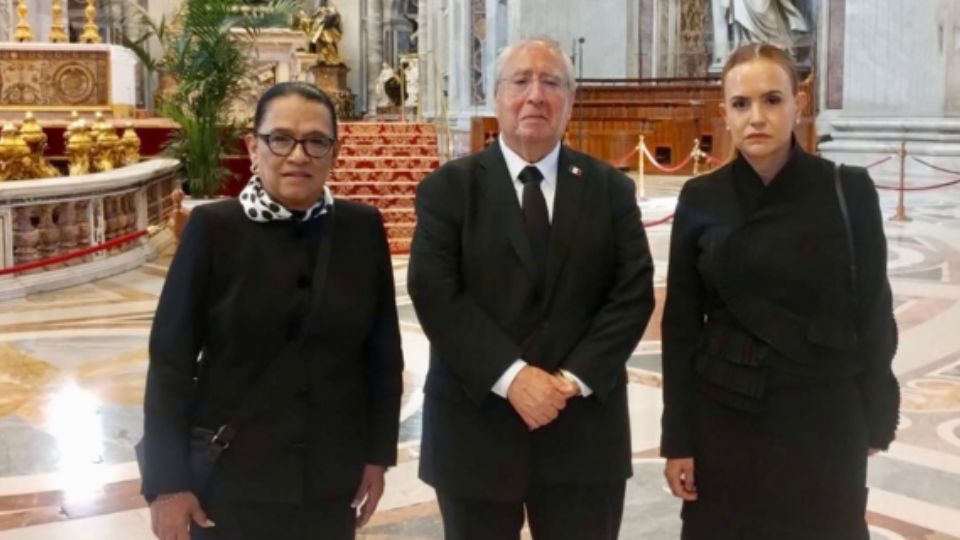 De izquierda a derecha, Rosa Icela Rodríguez, secretaria de Gobernación, Clara Luz Flores, titular de la Unidad de Asuntos Religiosos de la Secretaría de Gobernación, y Alberto Barranco, Embajador de México ante la Santa Sede.