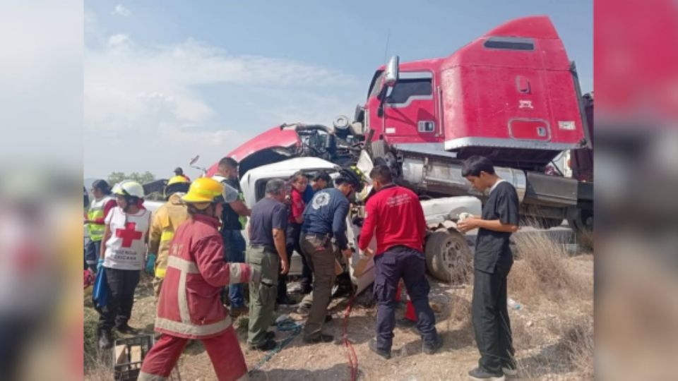 El choque frontal entre una camioneta pick-up y un tráiler tuvo lugar en el kilómetro 27 de la Carretera 57, en territorio de Dr. Arroyo, NL.
