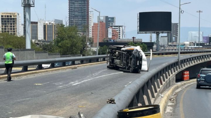 Muere una persona tras volcadura en la Av. Gómez Morín