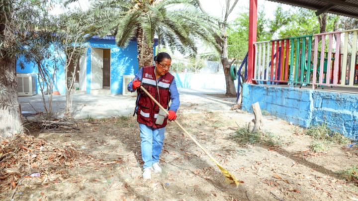 Limpian en Santa Catarina 77 escuelas públicas previo al regreso a clases