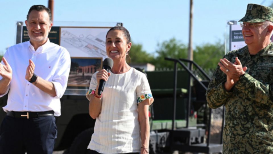 Claudia Sheinbaum (c) acompañada por el gobernador de Querétaro Mauricio Kuri (i) y el secretario de la Defensa Nacional es Ricardo Trevilla Trejo (d).