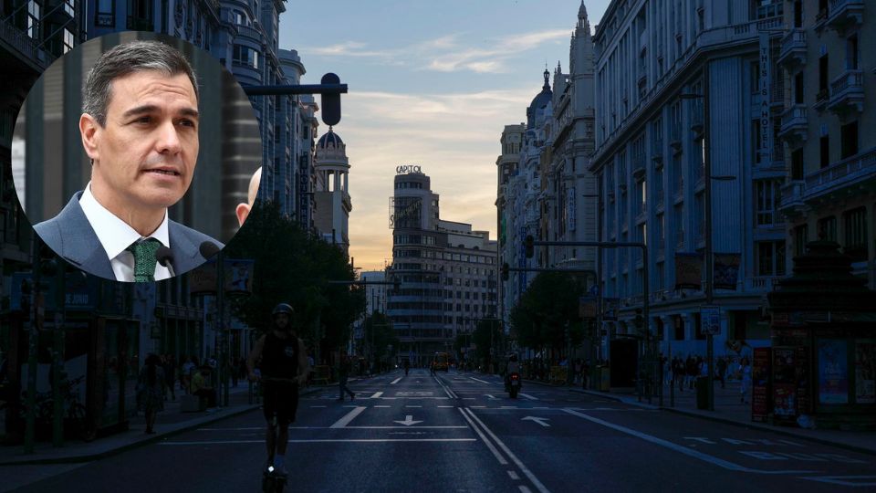 Fotografía de la Gran Vía sin luz este lunes durante el apagón masivo del sistema eléctrico en Madrid | EEFE/ Borja Sanchez-trillo