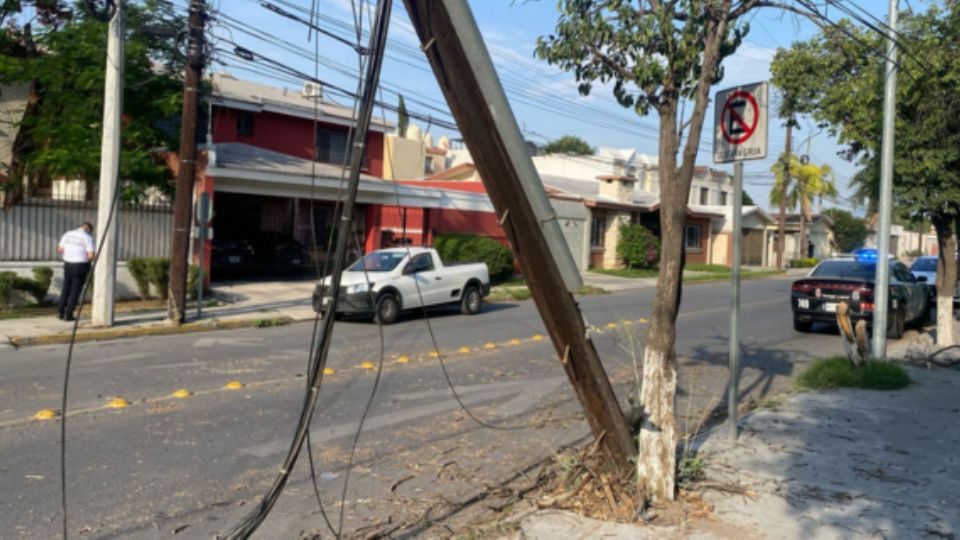 La persecución también provocó daños en un poste de electricidad.