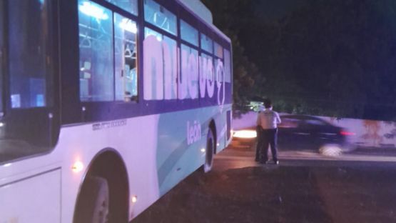 Choque de camión urbano deja lesionado al operador en Santa Catarina