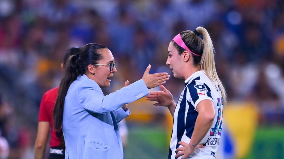 Amelia Valverde dando indicaciones a Karol Bernal durante el Clásico Regio Femenil de Cuartos de Final