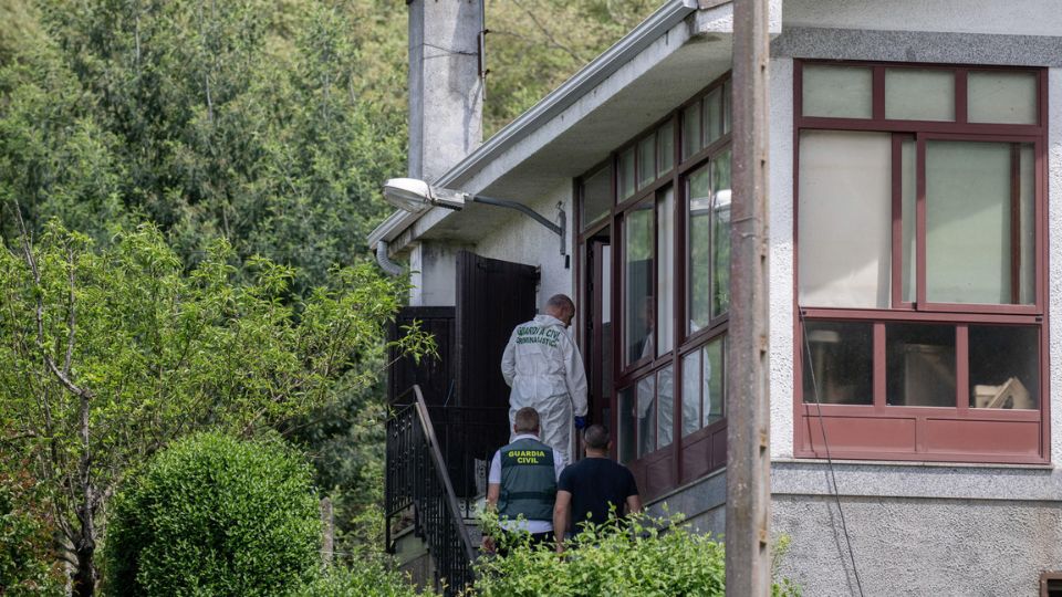 Guardia Civil en la vivienda donde tres personas, una pareja y su hijo, han fallecido por inhalación de monóxido de carbono en Taboadela | EFE/ Brais Lorenzo