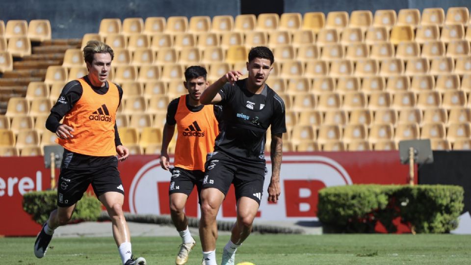 Romulo Zwarg disputa un balón con Sebastián Córdova durante un entrenamiento de Tigres