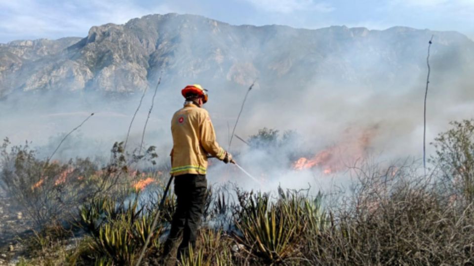 Incendio en la carretera a Saltillo en la colonia Rinconada en el municipio de García.