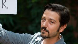 Diego Luna se burla de políticas arancelarias de Donald Trump en pleno evento en EU
