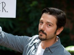 Diego Luna se burla de políticas arancelarias de Donald Trump en pleno evento en EU