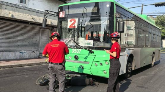 Mujer motociclista muere atropellada por camión urbano en el centro de Monterrey