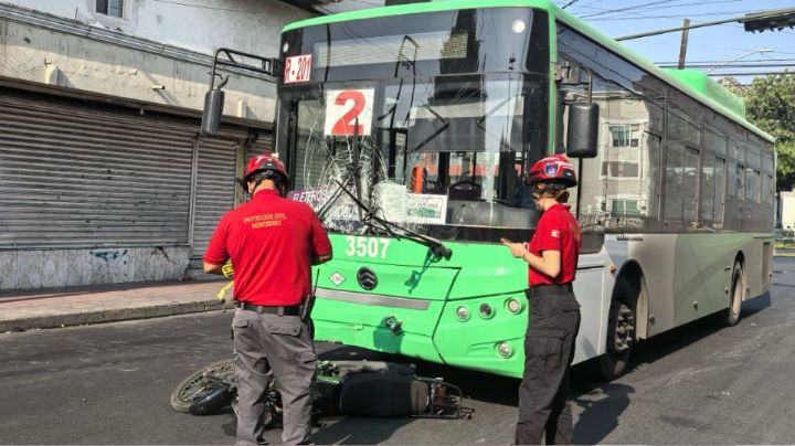 Mujer motociclista muere atropellada por camión urbano en el centro de Monterrey
