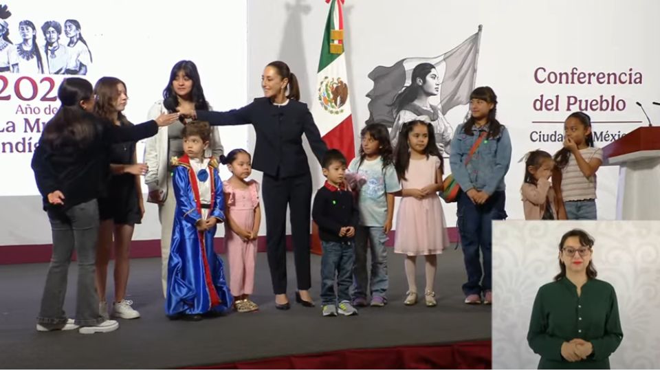 Claudia Sheinbaum junto a niños en su conferencia de prensa de este miércoles 30 de abril