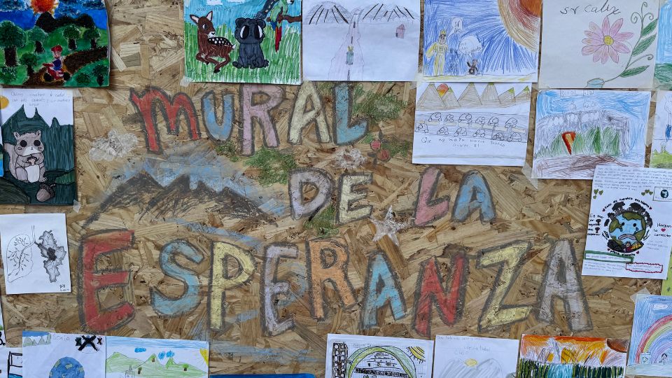 Niños pintan mural para generar conciencia sobre la crisis ambiental en Nuevo León.