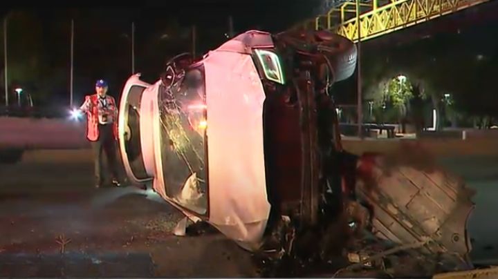 Conductor dormita, estrella su camioneta contra muro y termina volcado en Monterrey