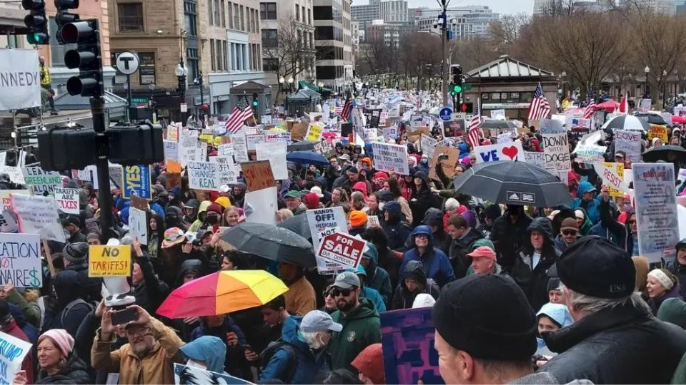 Manifestantes protestan contra los recortes de Trump y Musk en EU.